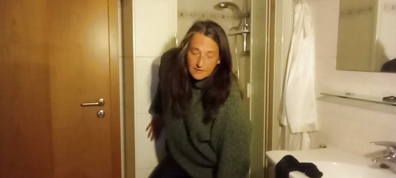 Her gün dışarı bak - Eva banyoda doğal Rubens figürünü gösteriyor