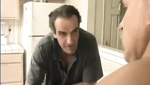 Yüzünü sikiyor Fransız bayan masanın altında yarak emiyor