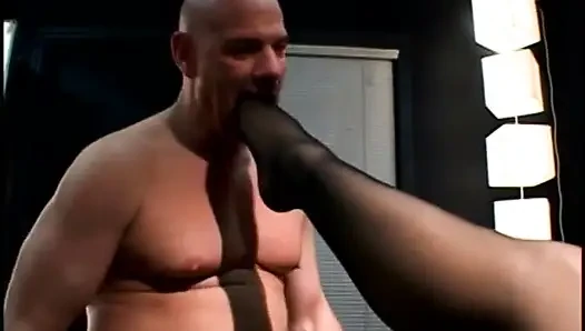Kel adam yaramaz kızıl saçlı orta yaşlı seksi kadın Samantha St. James'in takma yarakla rektumlarını parçalamasını yalamayı seviyor