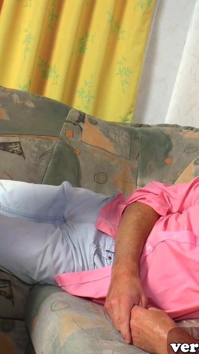 Německá nevlastní dcera přesvědčí svého nevlastního otce, aby měl rodinný sex | Klip 1