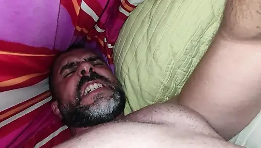 Istri nakal suka ngentot di balik selimut.
