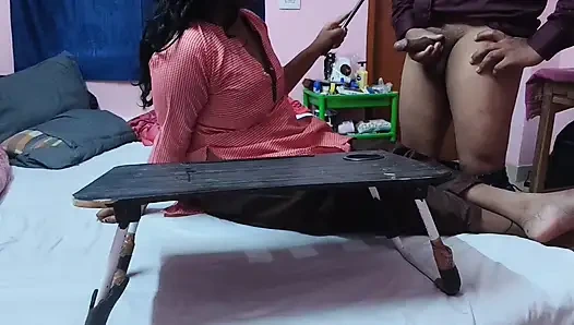 Guru menghukum murid favoritnya dengan tongkat karena tantarum nakal