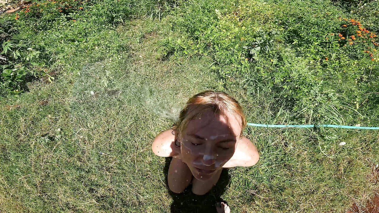 POV: Вы трахнули меня в саду и были пропитаны шлангом