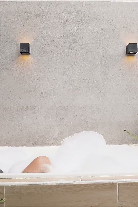 Fake Masseuse Gives Unexpected Orgasms to Spa Clients