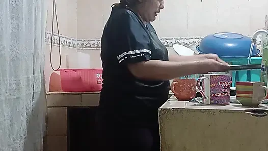 Üvey kız kardeşimi mutfakta sikiyorum, teyzem neredeyse bizi keşfediyor