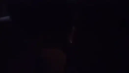 Seksi büyük memeli fahişe yatakta sert yarakla sikişiyor
