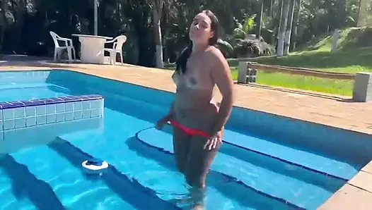 Я осуществил свою мечту, я плавал голым в бассейне у соседа, а потом дал ему свою горячую киску