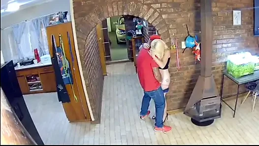 Kocamı sarışınla aldatırken yakaladım