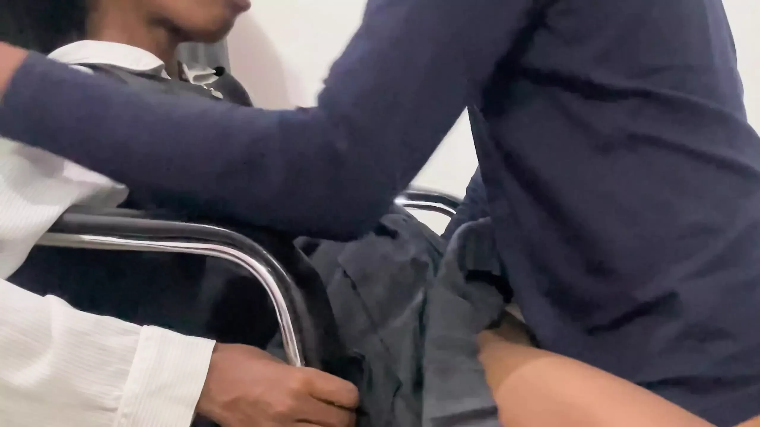 娇小的非洲青少年被穿着制服的老师性交