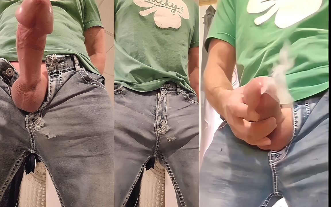 Ga op je knie en serveer de grote pik en het grote cumshot van je meester