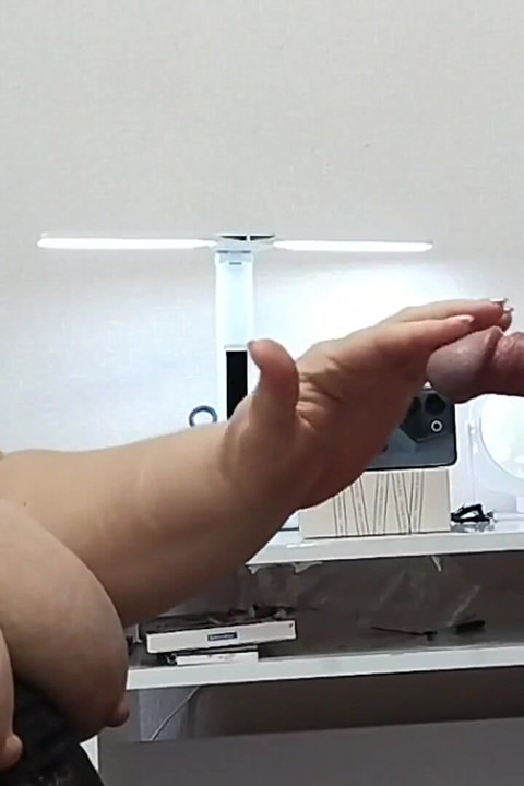 Minha esposa chupa meu pau e então eu derramei porra em seus peitões