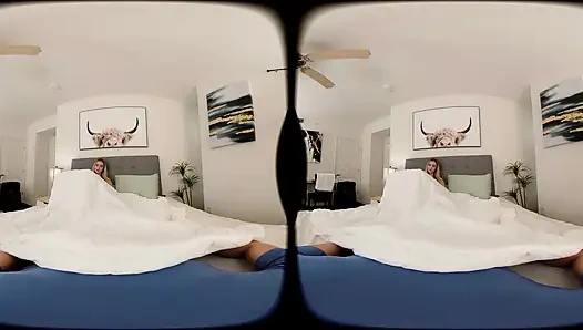 FORBVR - микс в комнате общежития заканчивается тем, что эта горячая блондинка Emily Jade сосет твой хуй в видео от первого лица