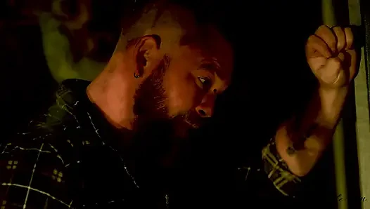 Charlie forde şehvetli göt deliği kaslı adam tarafından sert sikiliyor