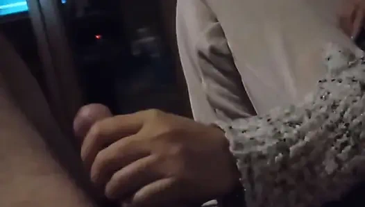 POV-handjob Auf Dem Sofa Bis Zum Abspritzen Von Heißer Asiatischer Handjob-göttin