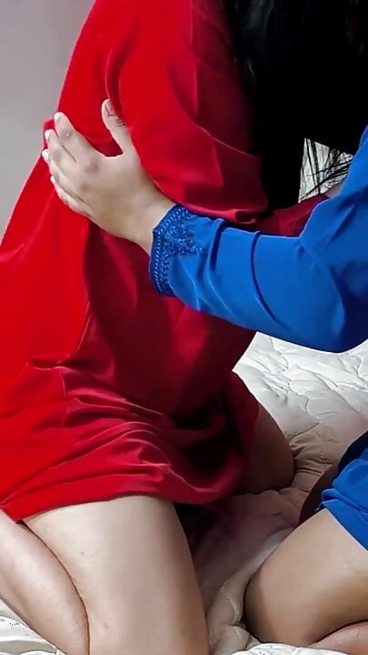 Arap lezbiyen genç kız ateşli orta yaşlı seksi kadın tarafından sikiliyor