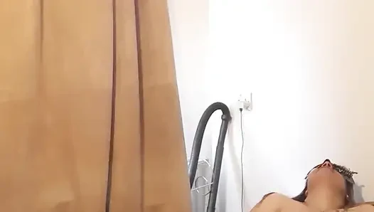 Lexy в передней комнате одна