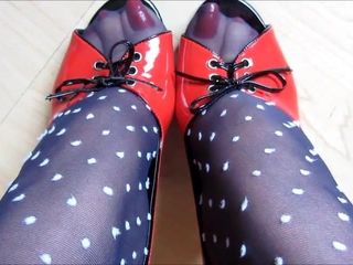 Siyah naylon seksi kırmızı ayak tırnakları