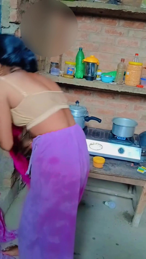 La cognata giocava con Holi con il cognato e faceva sesso con la cognata arrapante. 
Indiano desi bhabhi sex village indiano devar bhabhi sesso bollente 
Il giorno di Holi, cognato e cognata