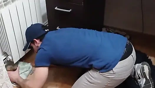 Tesisatçı genç kızın mükemmel götüne boşalmayla sikişiyor. shanaxnow