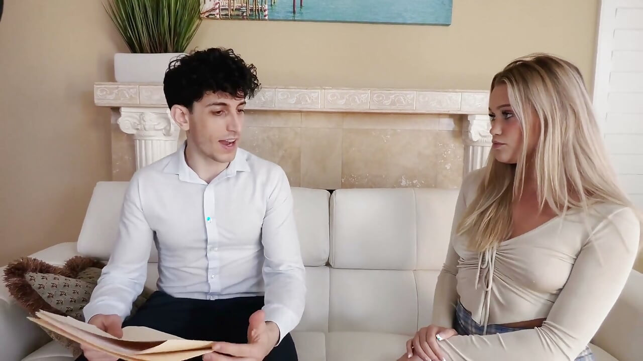 Chloe Rose suger kuk för att komma vidare på jobbet