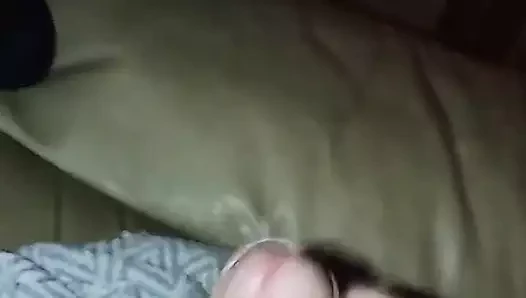 Kanepede uzanıyor ve mastürbasyon yapıyor ve küçük yarağımla oynuyor
