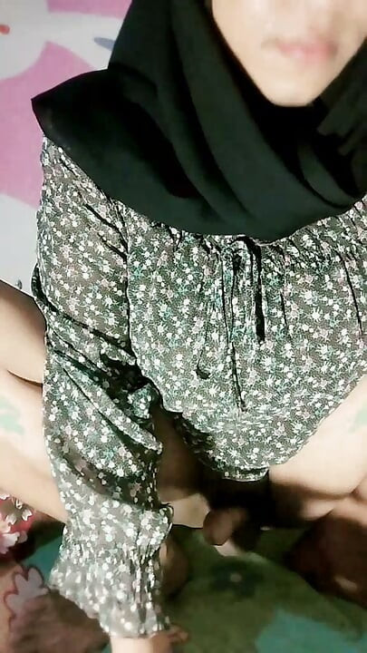 A beautiful hijab wants to have sex but doesn't have any friends.