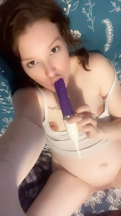 Menina branca brincando com ela mesma