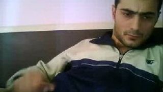 Tizio cattivo che soffoca il pollo via webcam