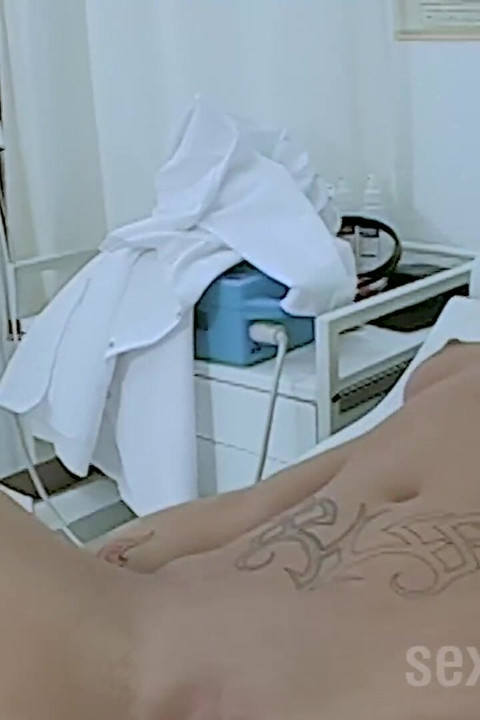 Pišanje pička Kara piša i jebe se u liječničkoj ordinaciji