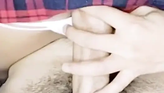 Das kleine Schulmädchen fickt Daddys besten Freund, um sich an ihm zu rächen.