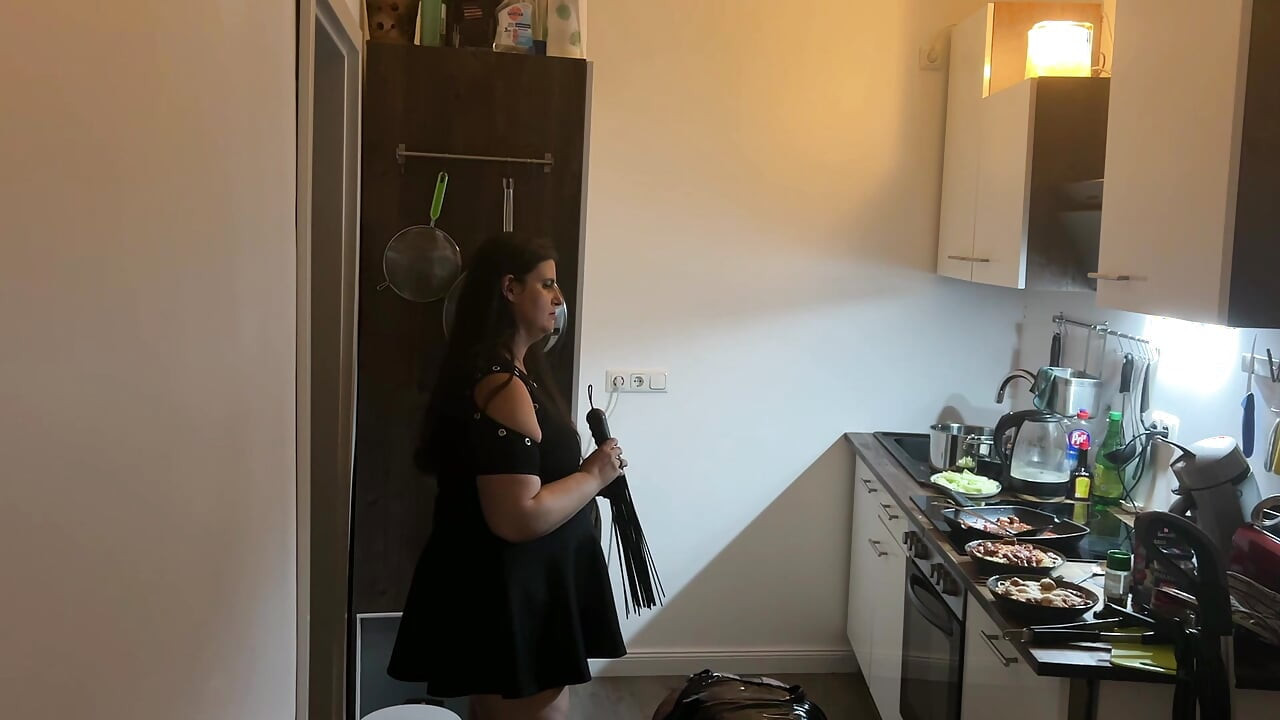 Kinky Kitchen Encounter: Fetiche gata domina seu amigo