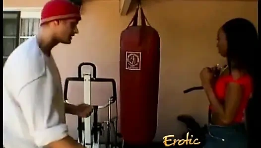 Zenci kadın egemenliği beyaz adamın götünü büyük takma yarakla sikiyor