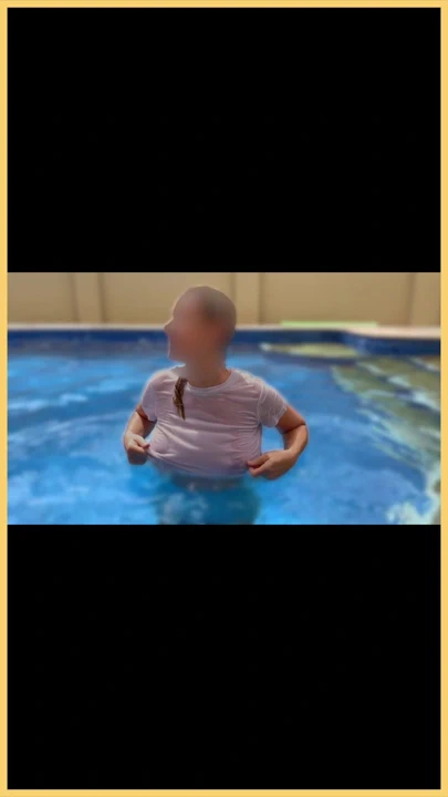 游泳池里的妻子湿衬衫与完美的无胸胸