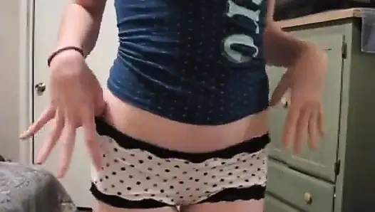 Тинка показывает свои трусики