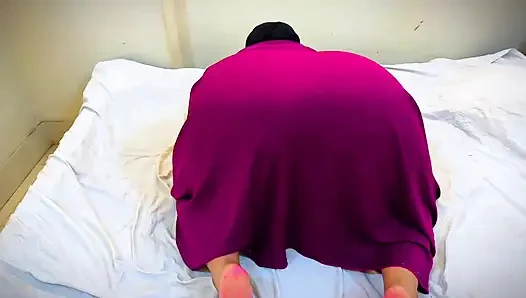 Arap tesettürlü kız oyuncağını tombul büyük göt deliğine sokuyor, zevk