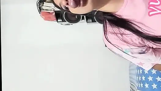 Возбужденная мачеха соблазняет своего пасынка и глотает всю его сперму