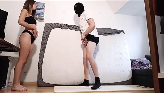 Barfuß-ballbusting im bikini