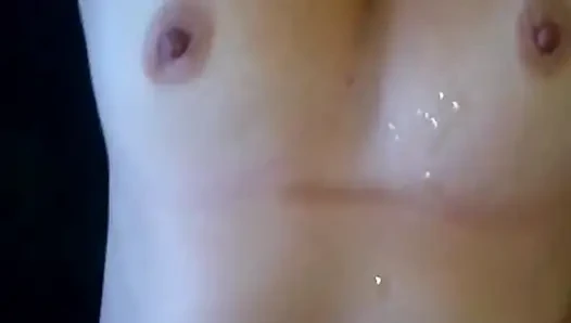 Ich reibe meine haarige muschi, damit mein mann mich mit sperma bespritzen kann.