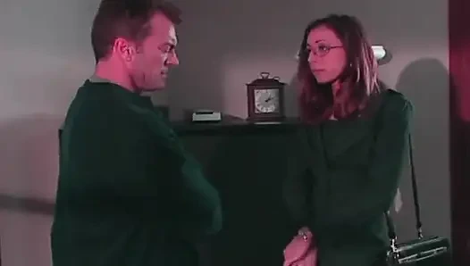 Brunette menggoda di kamar mandi: kesenangan oral yang penuh gairah