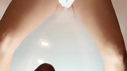 GILF lutscht die pisse aus meiner Blase sitzt mit ihrer muschi in einer Urinpfütze