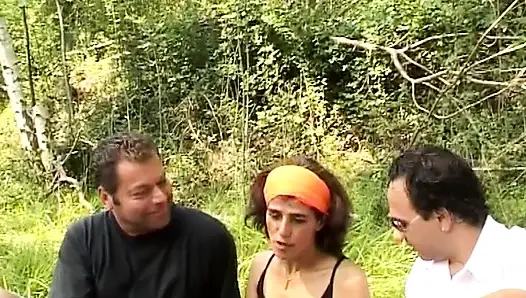 Cewek ini diajak piknik sama abang tirinya dan temannya, tapi itu cuma alasan untuk ngentot dia habis-habisan