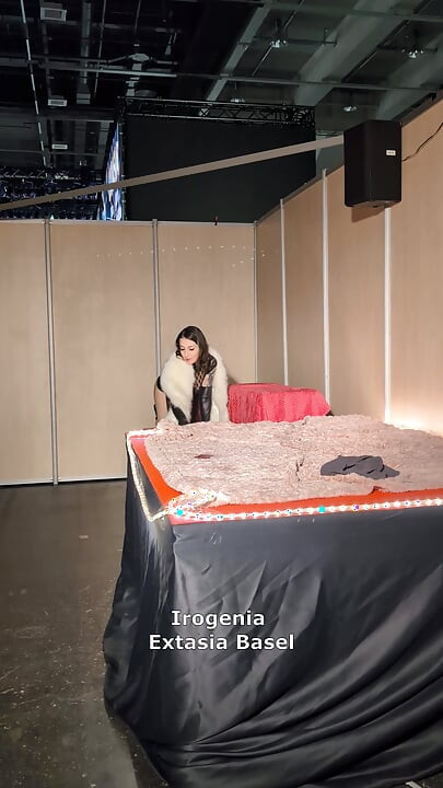 She Dildos Herself Live in Front of the Audience!