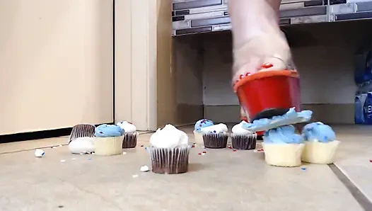 Mini cupcakes stilettos sıkıştırıyor