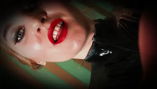 Habisi dia di antara kakiku