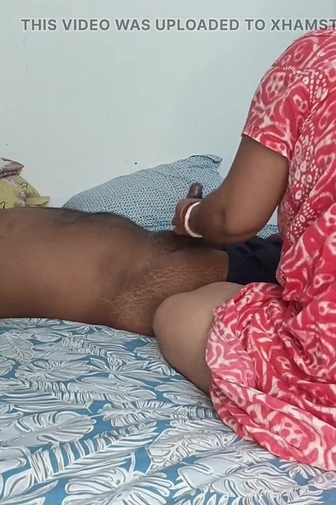 Üvey kız kardeş üvey erkek kardeşiyle aynı yatağı paylaşıyor tam sert büyük yarak sıkı amcık ince kız amcık sikişinin tadını çıkarıyor