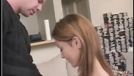Hübsches lächelndes teen mit einem tollen arsch wird von einem massiven schwanz auf einer couch hart gefickt