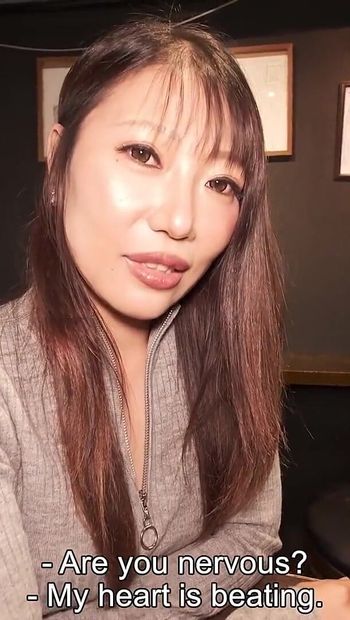 La donna sposata Hiromi Anzai prende due cazzi nella sua prima scena porno