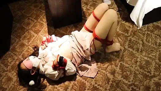 Ein süßes kleines in einer Jk-Uniform ging barfuß auf dem Boden herum.