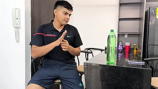 Ich bestellte eine lieferung, aber ich mag den riesigen und köstlichen schwanz des lieferboten besser, also bitte ich ihn, es in mich zu stecken