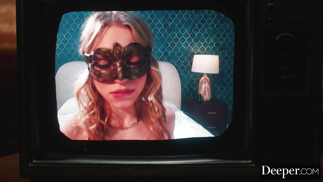 Más profundo. La rubia enmascarada Summer Kline somete el control a un dominador anónimo